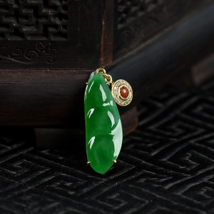 18K糯种翠绿翡翠连中三元吊坠