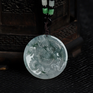 糯冰种飘花翡翠龙牌吊坠