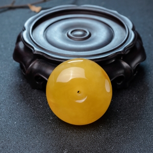 鸡油黄蜜蜡平安扣吊坠