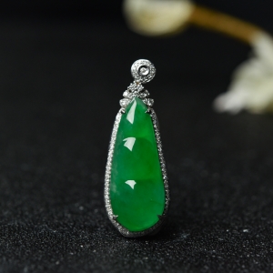 18K金镶钻糯冰种阳绿翡翠福豆吊坠
