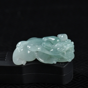 糯冰种浅绿翡翠貔貅吊坠