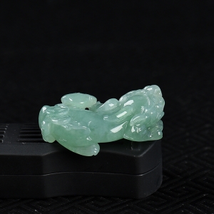 糯冰种豆绿翡翠貔貅吊坠