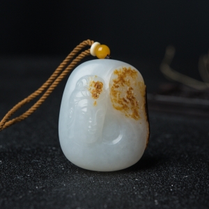 籽料俏色和田玉佛吊坠