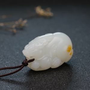 籽料和田白玉貔貅吊坠