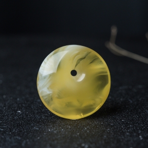 鸡油黄金绞蜜平安扣吊坠