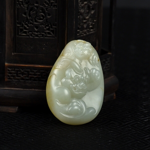 籽料和田青白玉貔貅吊坠