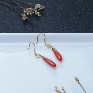 18K金镶沙丁珊瑚水滴耳坠