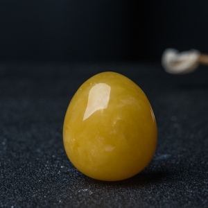 鸡油黄蜜蜡随形吊坠