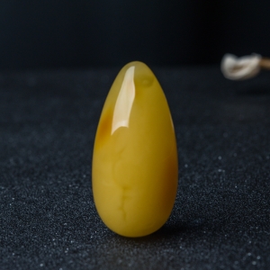 鸡油黄蜜蜡随形吊坠