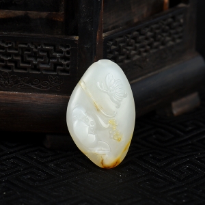 籽料俏色和田玉一品清廉吊坠