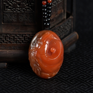 俏色南红午马吊坠