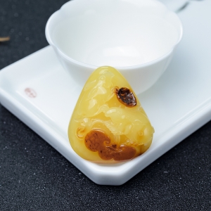 俏色蜜蜡灵兔献瑞吊坠