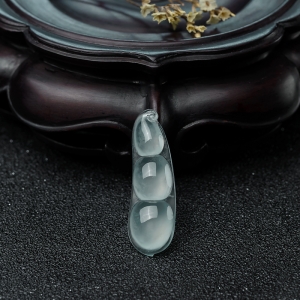 冰种翡翠福豆吊坠