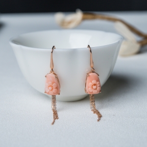 18K金镶深水珊瑚雕花耳坠