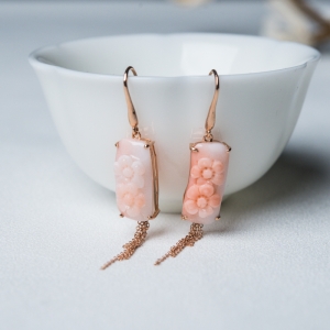 18K金镶深水珊瑚雕花耳坠