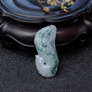 糯种飘花翡翠龙头鱼吊坠
