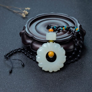 山料和田白玉莲花扣吊坠