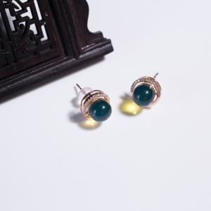 18K金镶钻净水天空蓝多米蓝珀耳钉