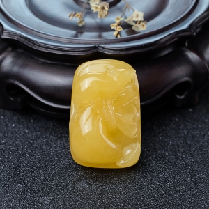 鸡油黄蜜蜡灵鼠运财吊坠