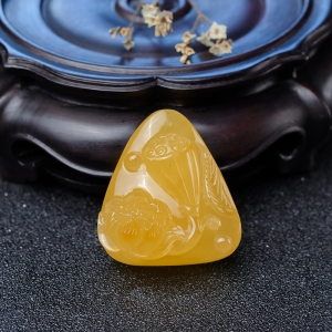 鸡油黄蜜蜡一品清廉吊坠