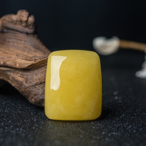 鸡油黄蜜蜡无事牌吊坠