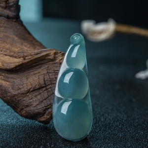 冰种晴水翡翠福豆吊坠