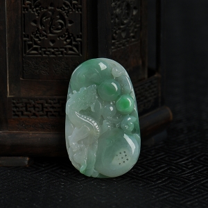 糯种飘翠翡翠辰龙吊坠