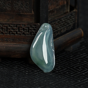 糯冰种飘花翡翠福瓜吊坠
