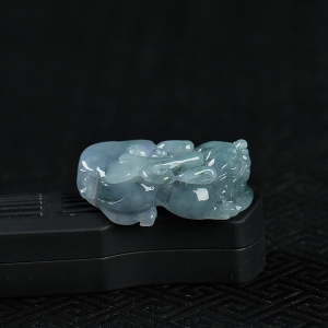 糯种春带彩翡翠貔貅吊坠