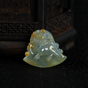糯种黄翡开天辟地斧吊坠