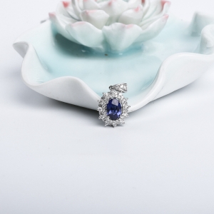 18K皇家蓝蓝宝石刻面吊坠