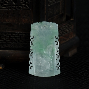 糯种浅绿翡翠龙牌吊坠