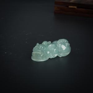 糯冰种灰绿翡翠貔貅吊坠