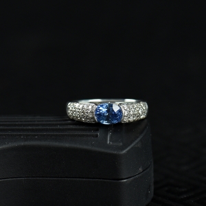 Pt皇家蓝蓝宝石刻面戒指