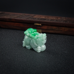 糯种飘翠翡翠貔貅吊坠