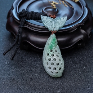 糯种飘翠翡翠镂雕福瓜吊坠