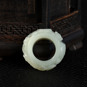 籽料和田白玉辰龙扳指