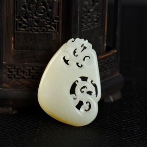 籽料俏色和田玉辰龙吊坠