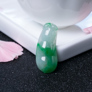糯种飘翠翡翠福豆吊坠