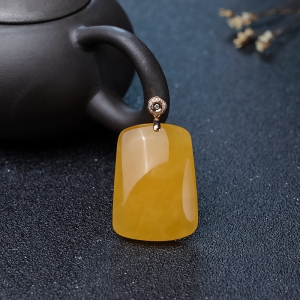 18K金镶钻鸡油黄蜜蜡无事牌吊坠