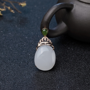 18K金镶钻山料和田白玉随形吊坠
