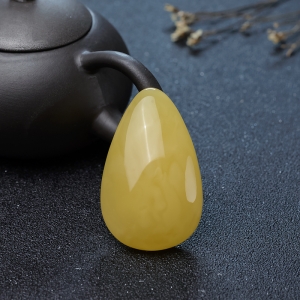 带皮色鸡油黄蜜蜡随形吊坠