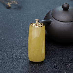 18K金镶钻鸡油黄蜜蜡无事牌吊坠