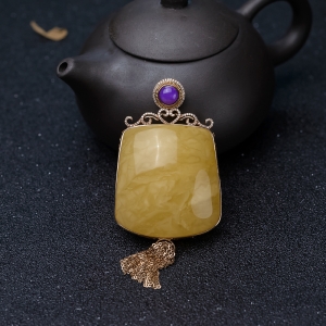 18K金镶钻鸡油黄蜜蜡无事牌吊坠