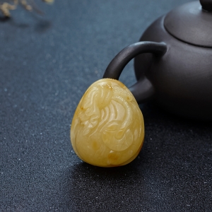 带皮鸡油黄蜜蜡钱袋吊坠