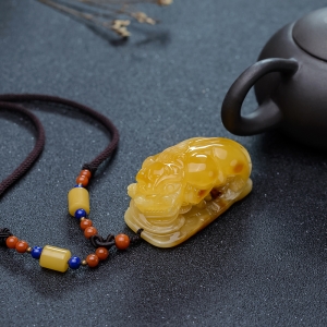 带皮鸡油黄蜜蜡貔貅吊坠