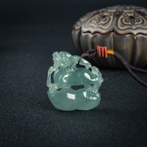 糯冰种灰绿翡翠福禄兽吊坠