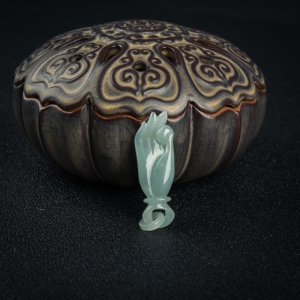 糯种淡晴水翡翠妙手吊坠