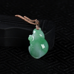 银镶糯种翠绿翡翠海螺吊坠