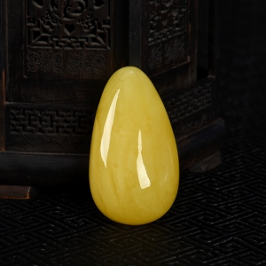 鸡油黄蜜蜡随形吊坠